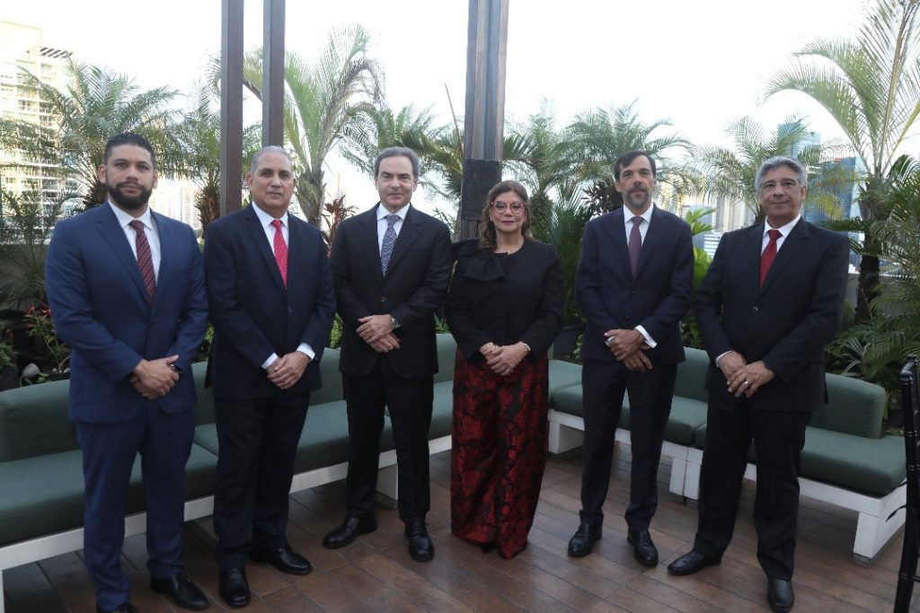 Carlos Díaz, suscriptor; Pastor Moreno, Director de Operaciones; Luis Benshimol, Presidente de DeltaRe; los directores Alicia Salas y Eduardo Nicolicchia junto a Francisco Guzmán, Vicepresidente de Negocios.