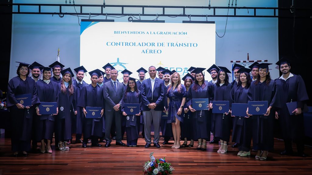 Este año el ISFPA ha graduado 50 controladores de tráfico aéreo en Panamá.